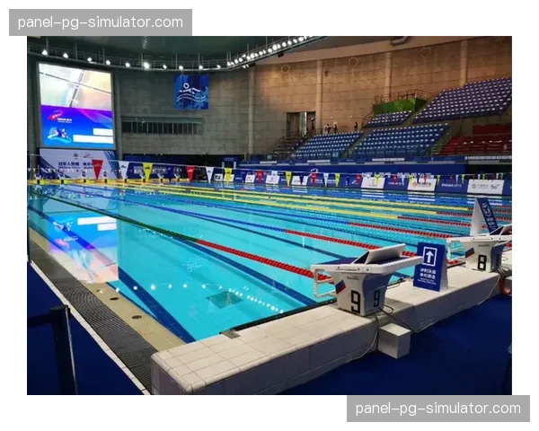 游泳赛场外的科技展示区，运动员对新款出发台反应测试设备兴趣浓厚