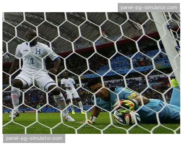 争议瞬间：皮球疑似整体越过门线，但门线技术未提示进球